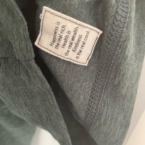 NEW ☀️ Vuori Dark Green V-Neck Short Sleeve Tee - Size Large - Picture 5 of 5